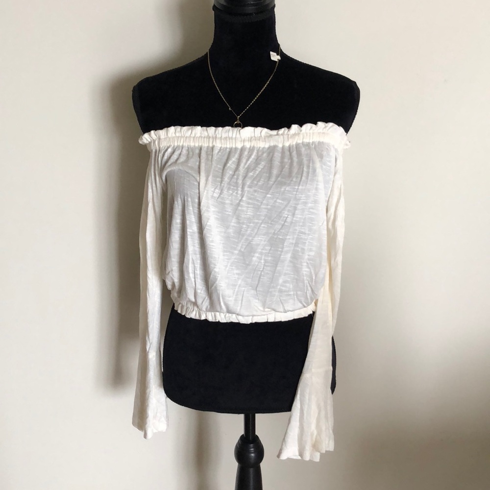 The perfect summer staple!! Brand new LF top